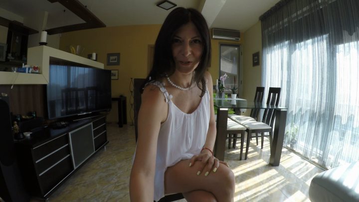 Julia Jordan – Mom`s Handjob and Pee POV